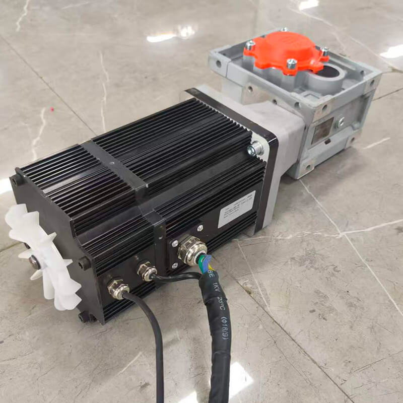 Električni motor z močjo 2500 W, zavoro in ventilatorjem